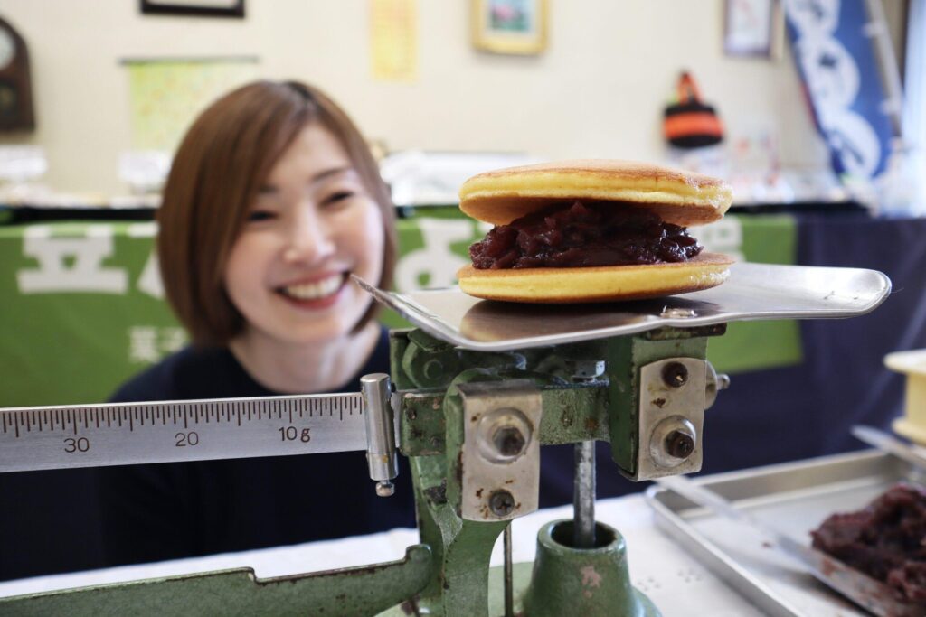 【旭川日本糖果制作】在历史悠久的糖果店“日轮”制作��烧的体验